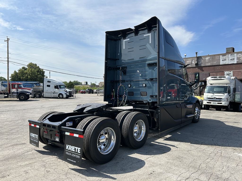 Slide images of 2025 VOLVO VNL64T860