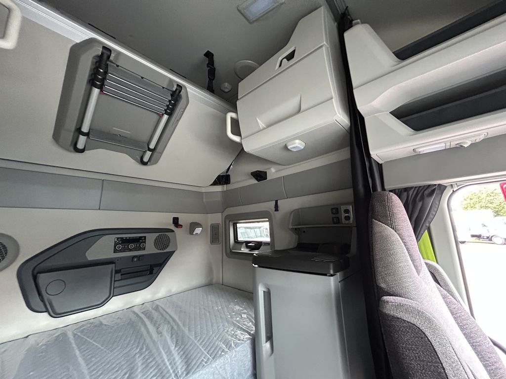 Slide images of 2025 VOLVO VNL64T860
