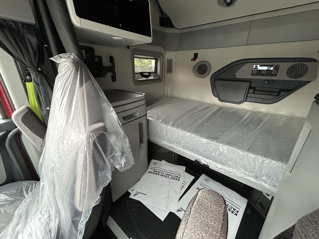 Slide images of 2025 VOLVO VNL64T860