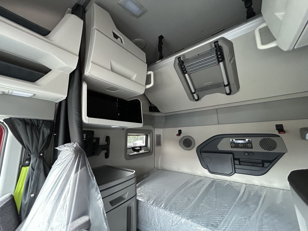 Slide images of 2025 VOLVO VNL64T860