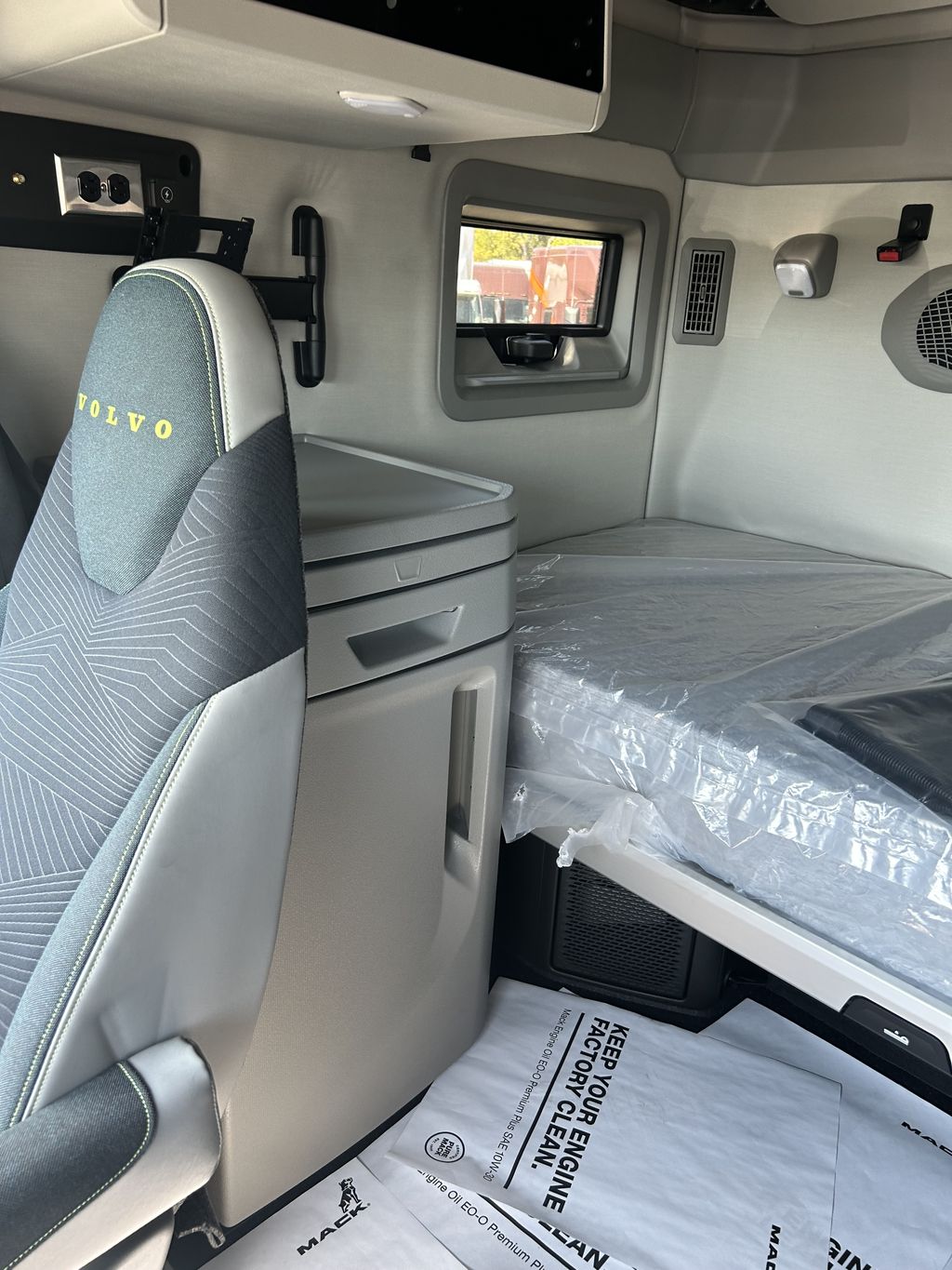 Slide images of 2025 VOLVO VNL64T860