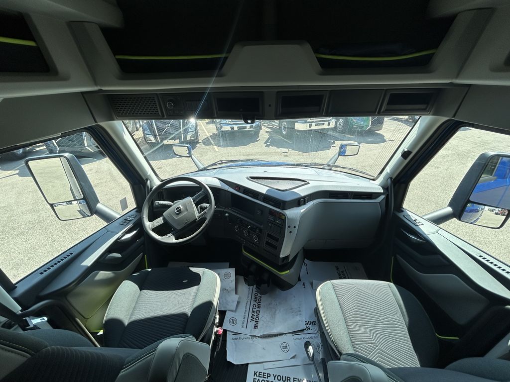 Slide images of 2025 VOLVO VNL64T860