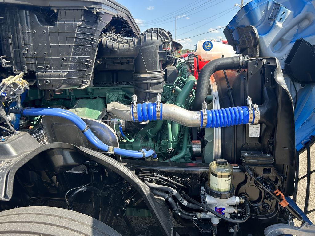 Slide images of 2025 VOLVO VNL64T860