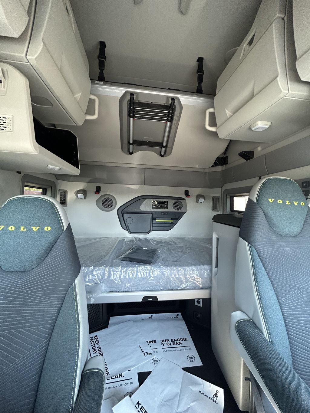 Slide images of 2025 VOLVO VNL64T860