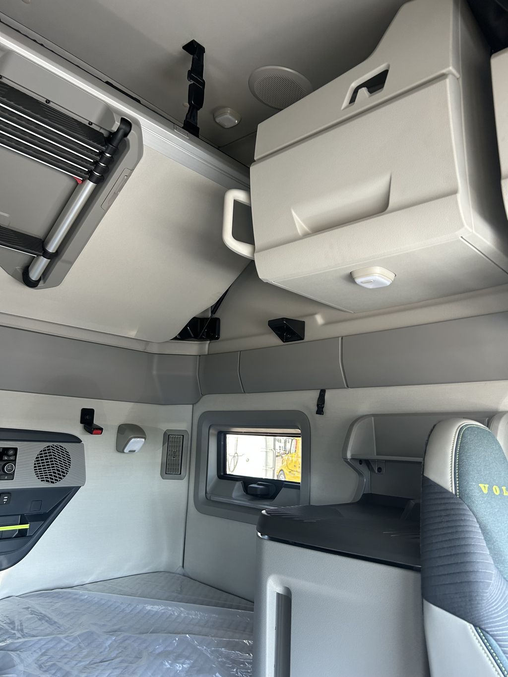 Slide images of 2025 VOLVO VNL64T860