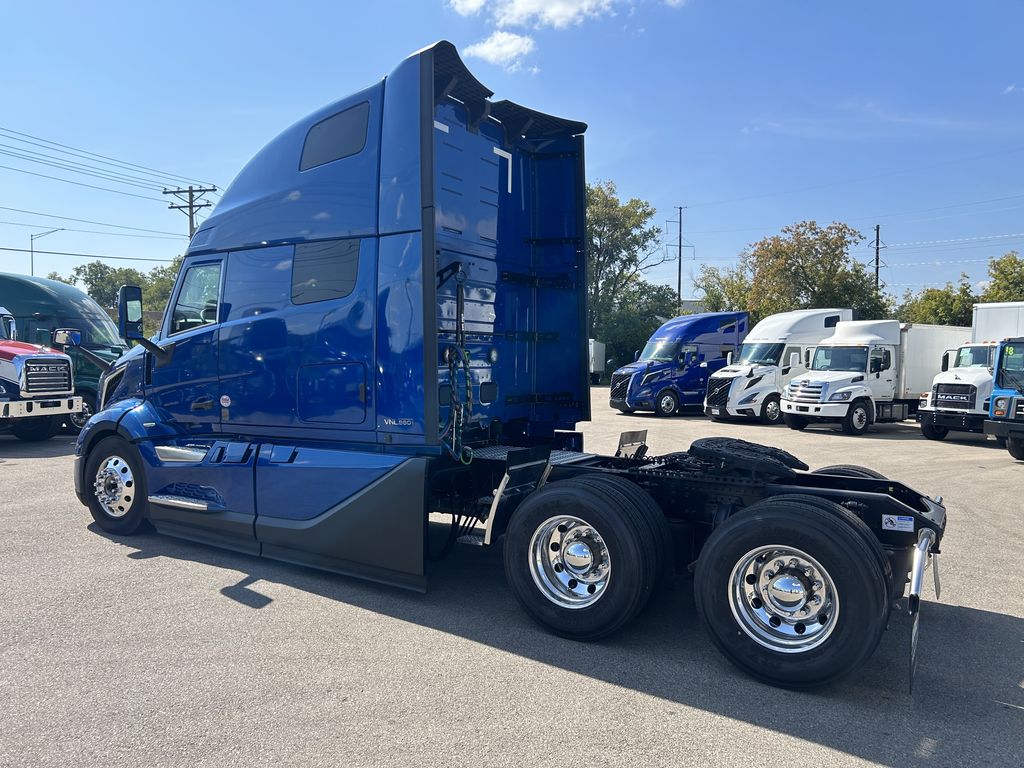 Slide images of 2025 VOLVO VNL64T860