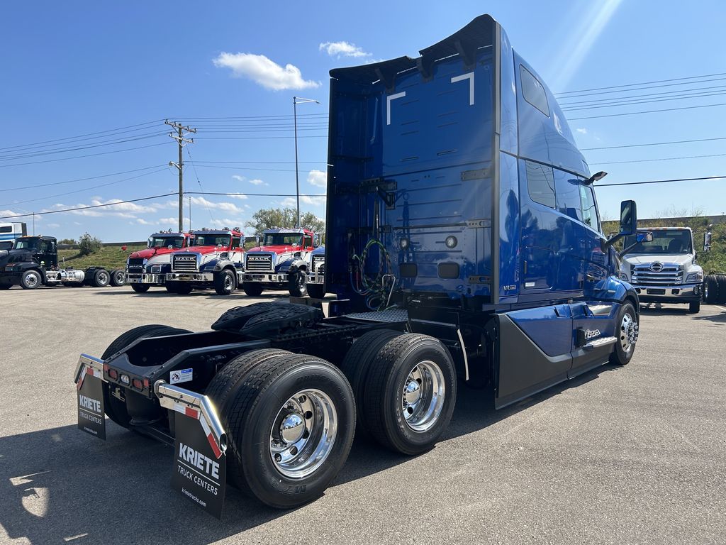 Slide images of 2025 VOLVO VNL64T860