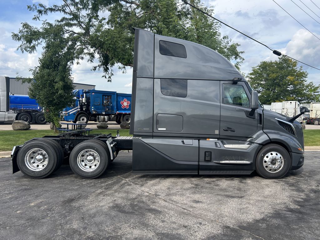 Slide images of 2025 VOLVO VNL64T860