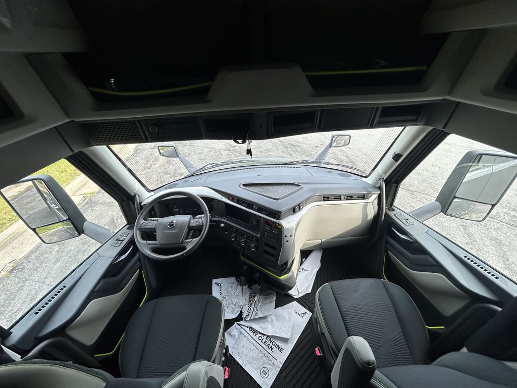 Slide images of 2025 VOLVO VNL64T860