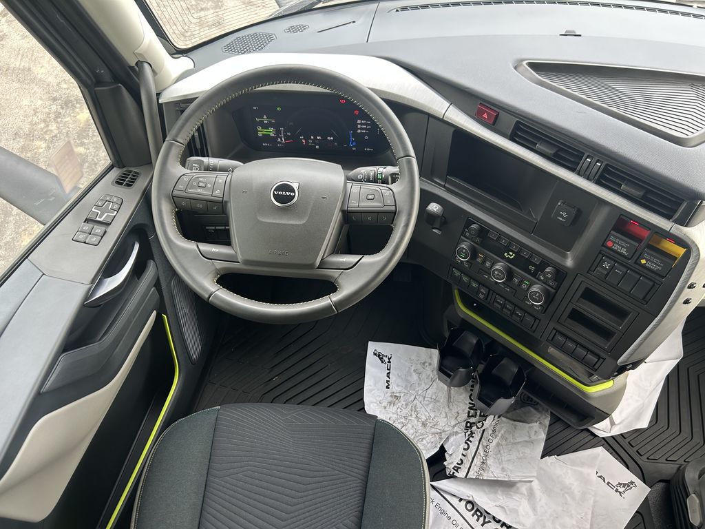 Slide images of 2025 VOLVO VNL64T860