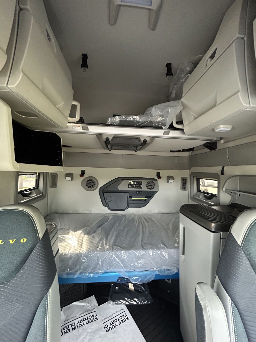 Slide images of 2025 VOLVO VNL64T860