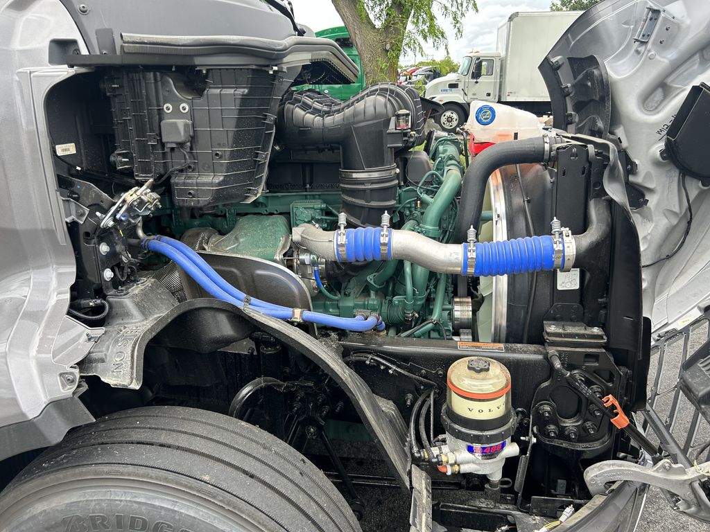 Slide images of 2025 VOLVO VNL64T860