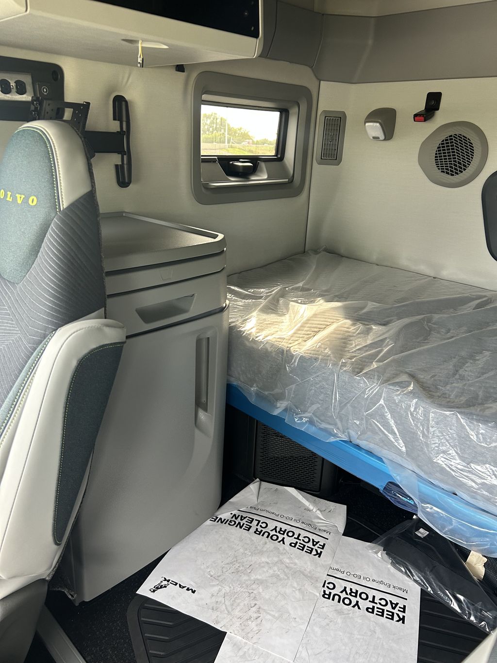 Slide images of 2025 VOLVO VNL64T860