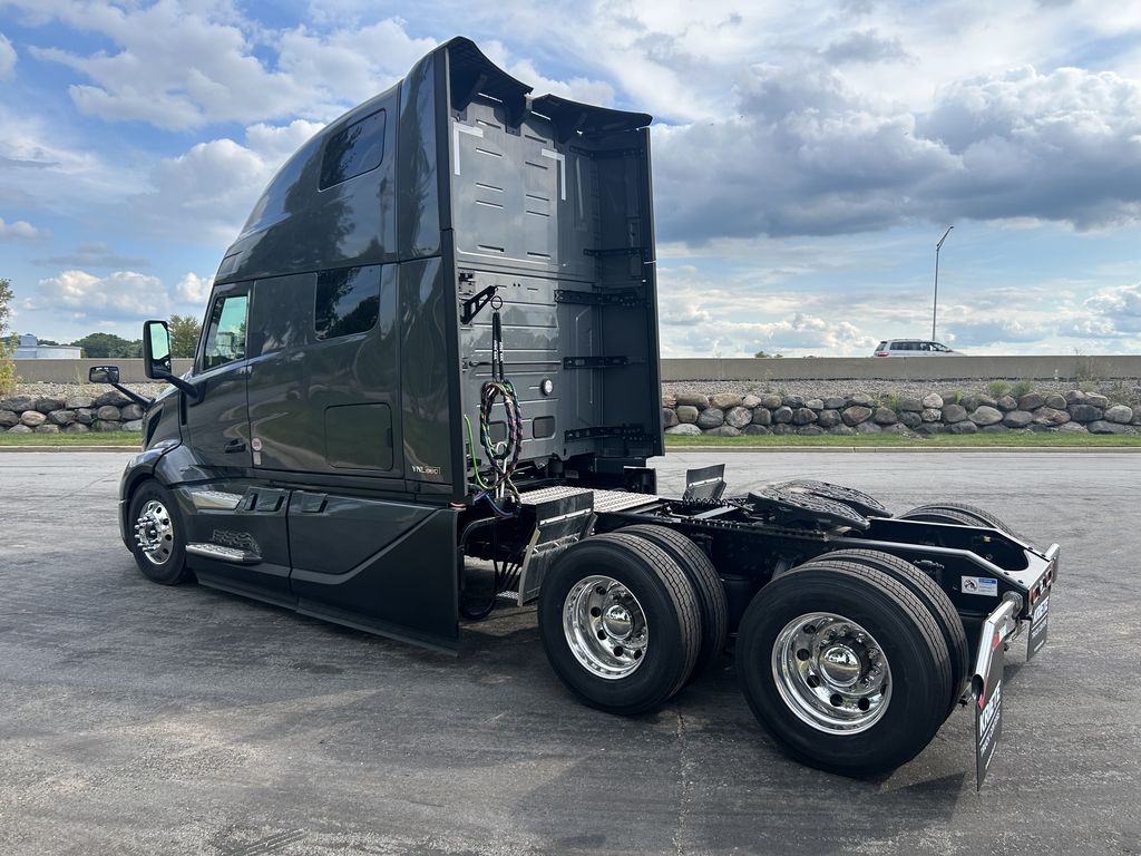 Slide images of 2025 VOLVO VNL64T860