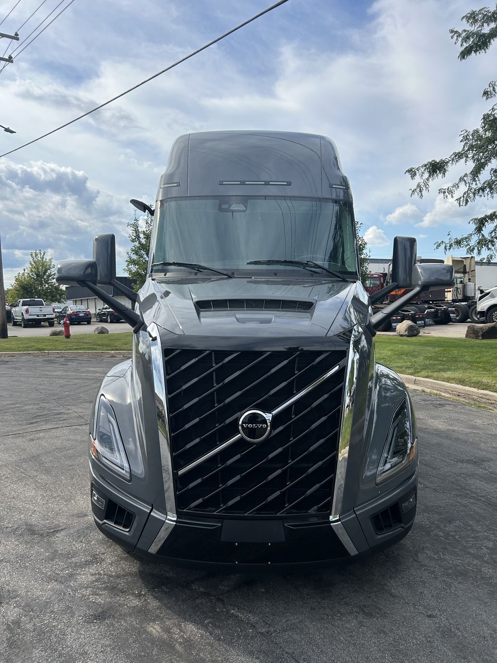 Slide images of 2025 VOLVO VNL64T860
