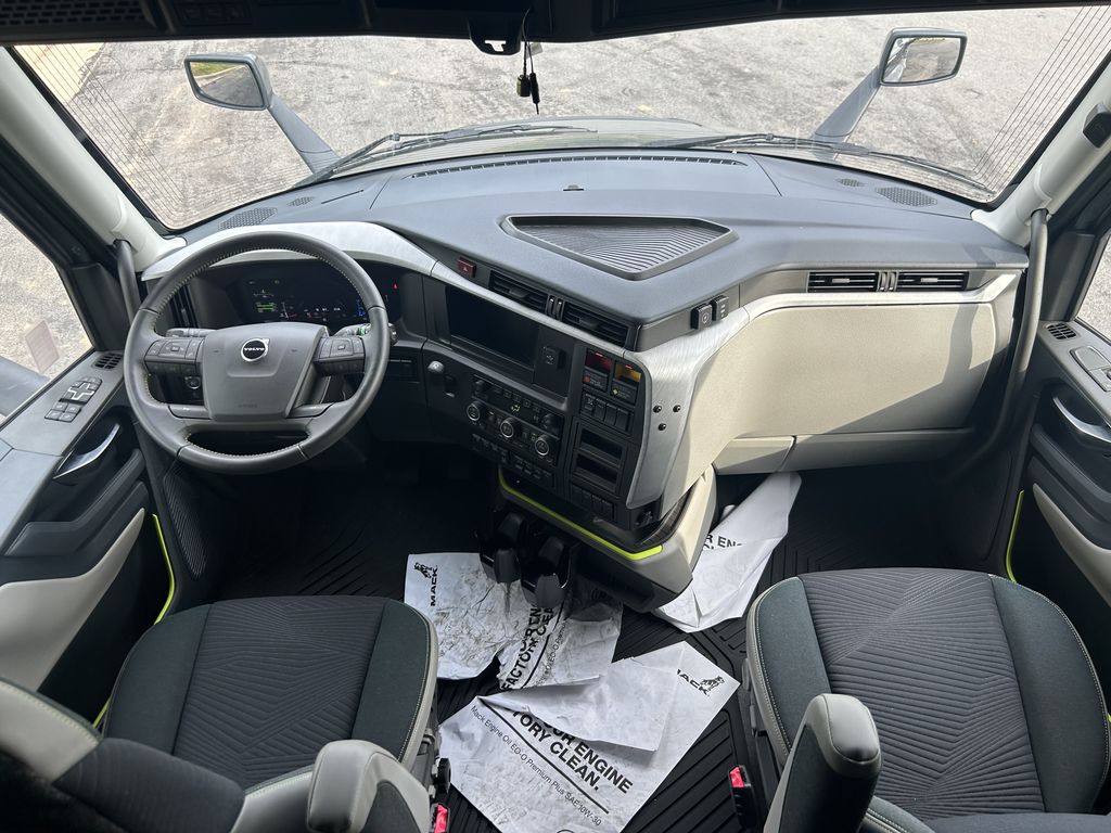 Slide images of 2025 VOLVO VNL64T860