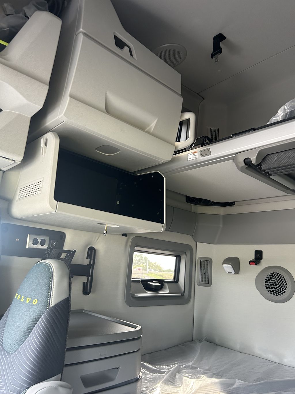Slide images of 2025 VOLVO VNL64T860