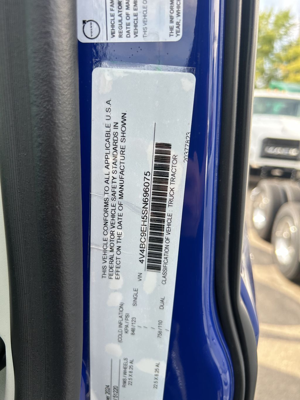 Slide images of 2025 VOLVO VNL64T860