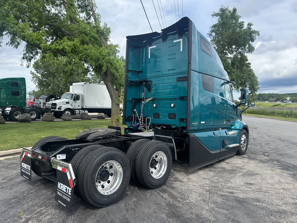 Slide images of 2025 VOLVO VNL64T860