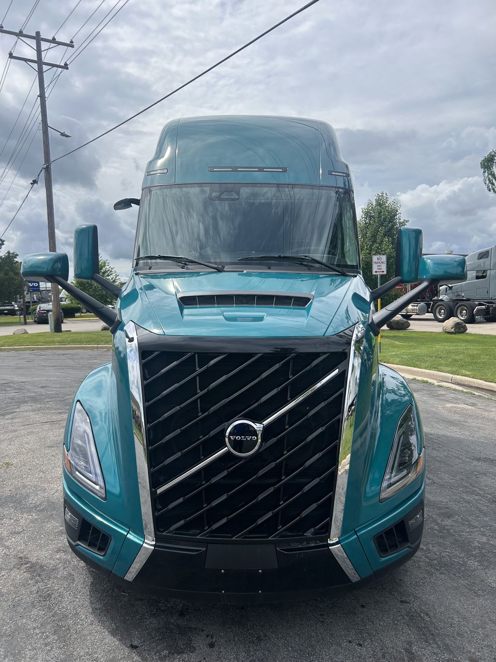 Slide images of 2025 VOLVO VNL64T860