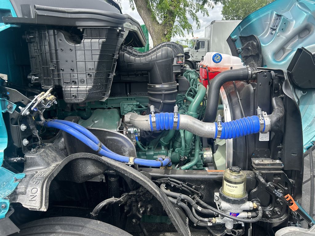 Slide images of 2025 VOLVO VNL64T860