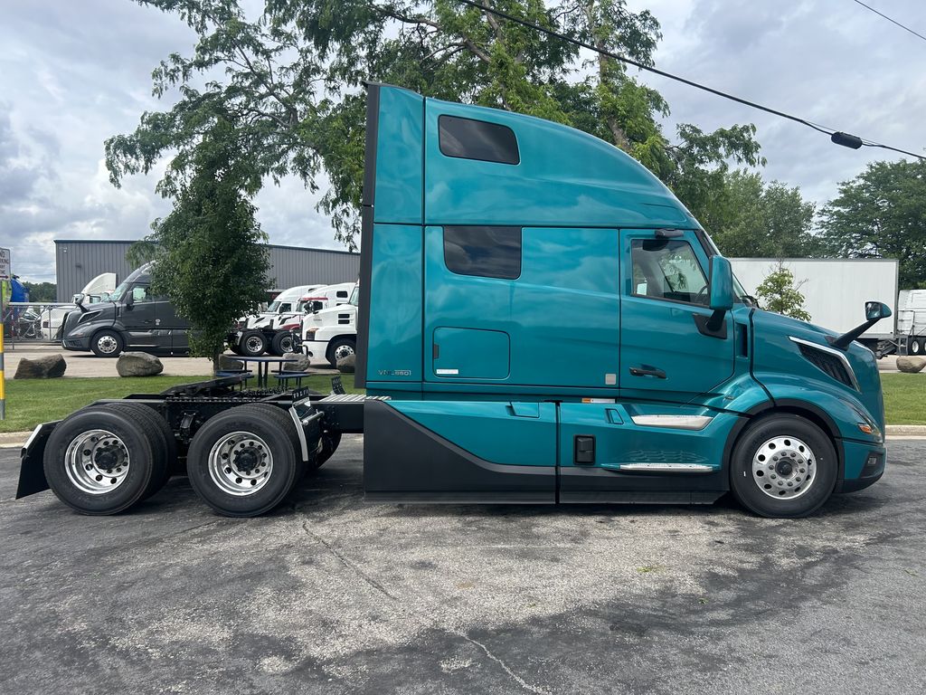 Slide images of 2025 VOLVO VNL64T860