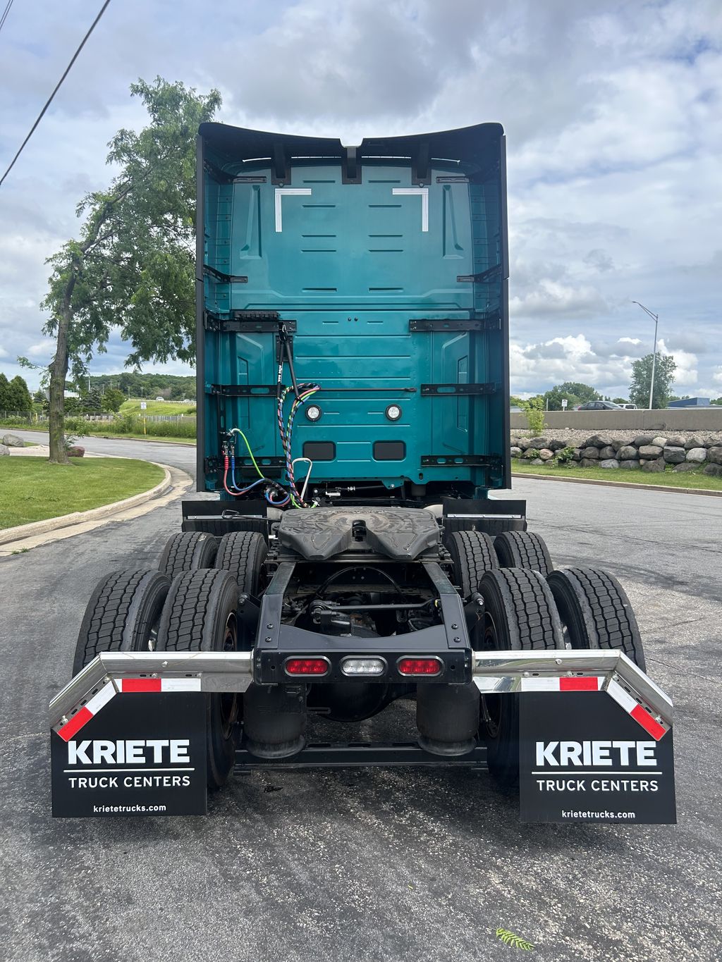 Slide images of 2025 VOLVO VNL64T860