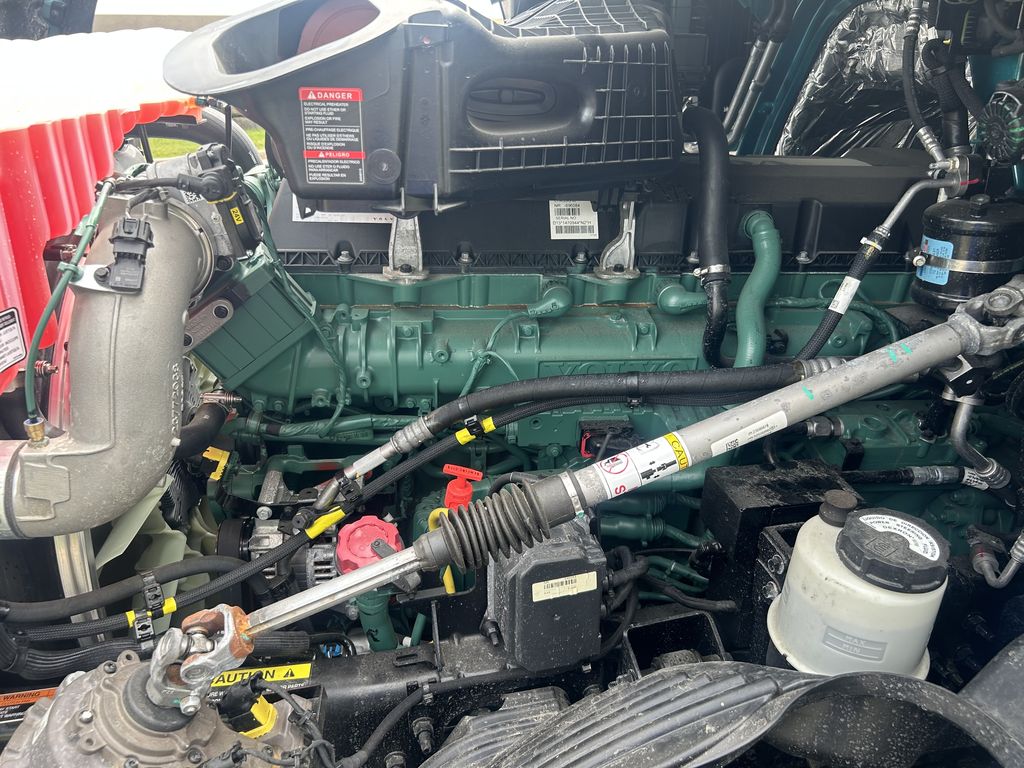 Slide images of 2025 VOLVO VNL64T860
