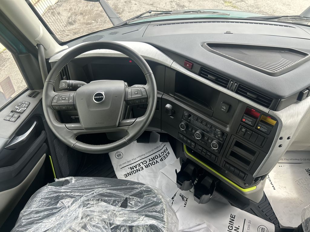 Slide images of 2025 VOLVO VNL64T860
