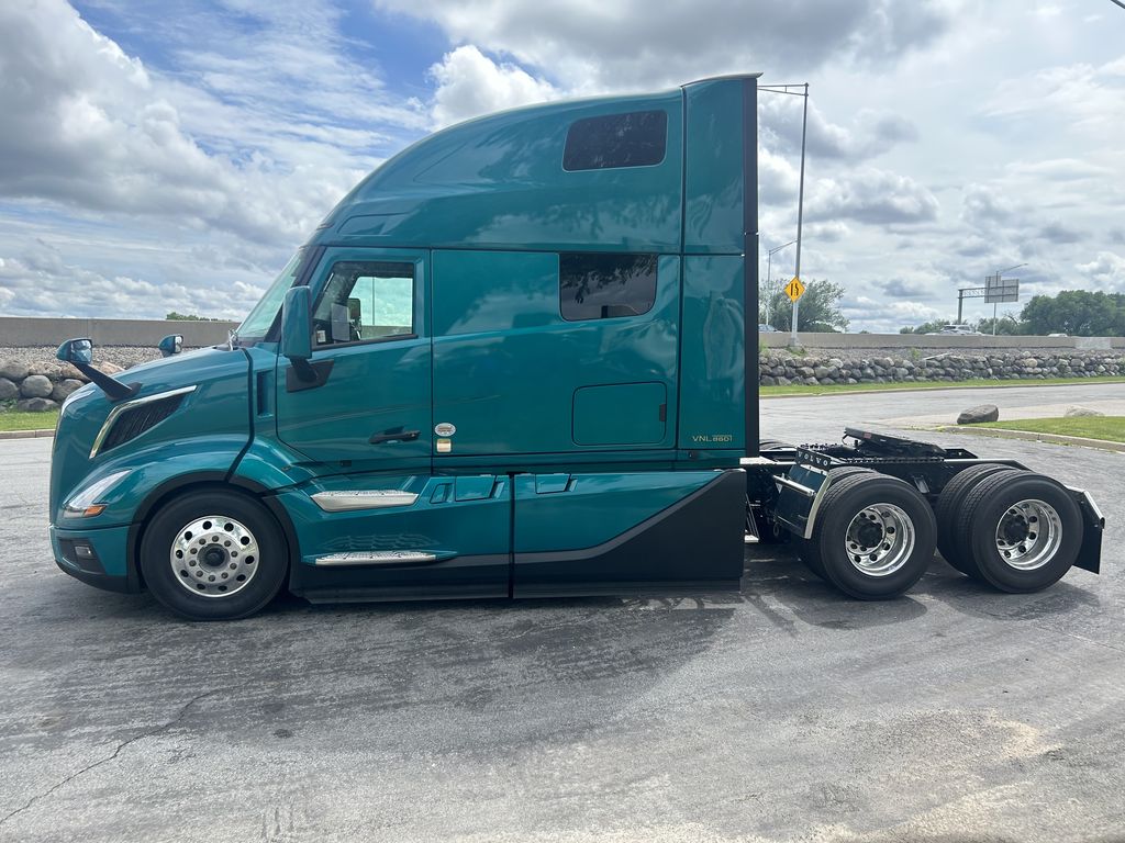 Slide images of 2025 VOLVO VNL64T860