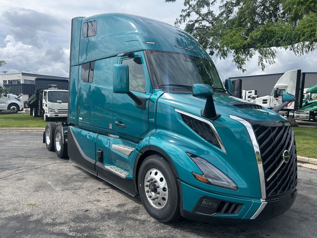 Slide images of 2025 VOLVO VNL64T860