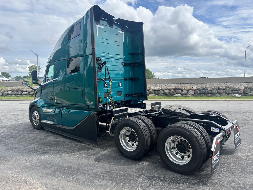 Slide images of 2025 VOLVO VNL64T860