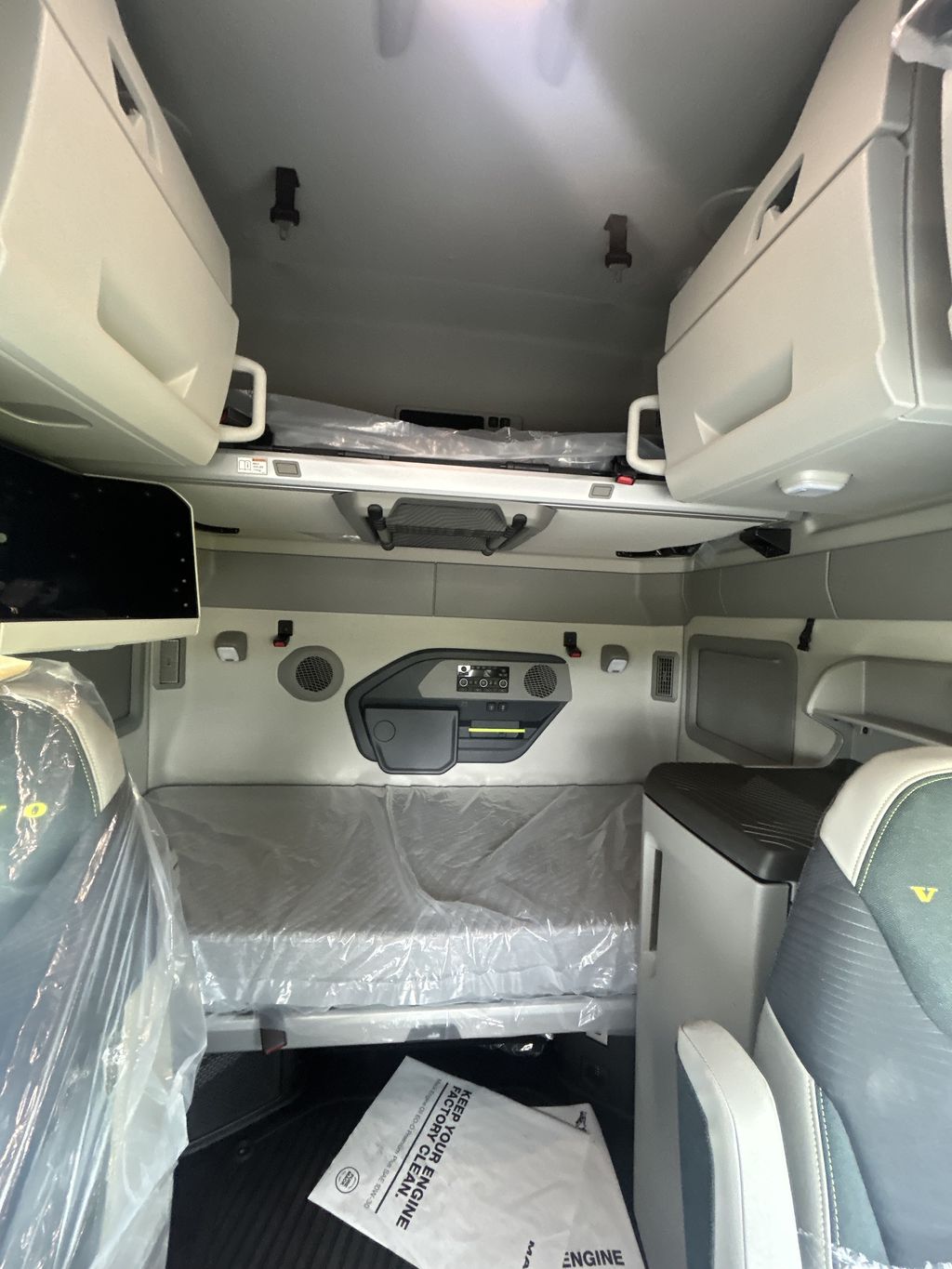 Slide images of 2025 VOLVO VNL64T860