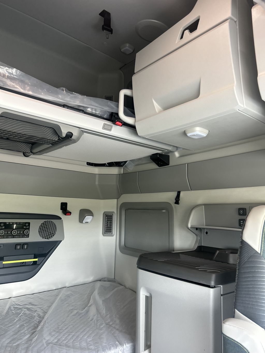 Slide images of 2025 VOLVO VNL64T860