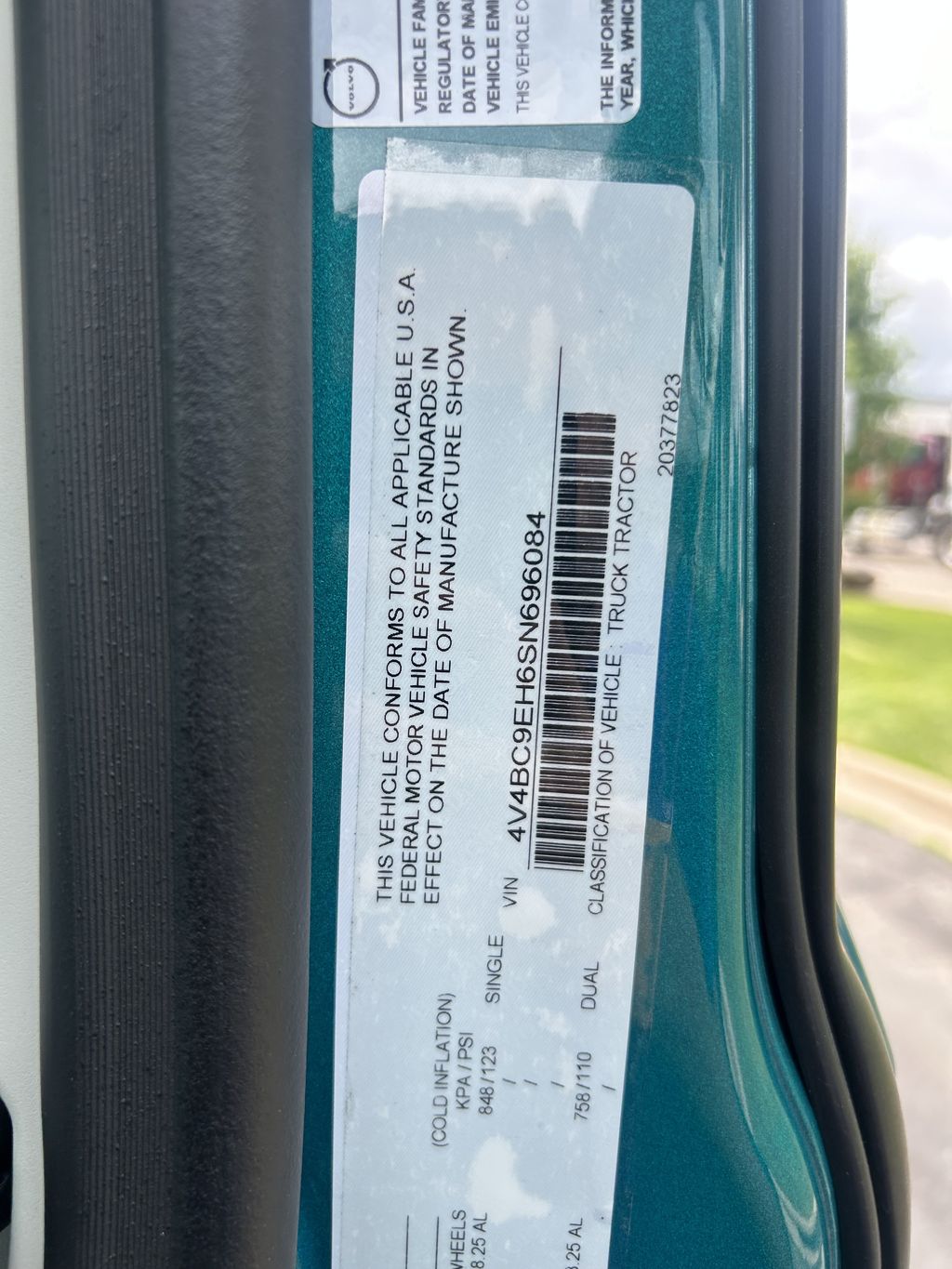 Slide images of 2025 VOLVO VNL64T860