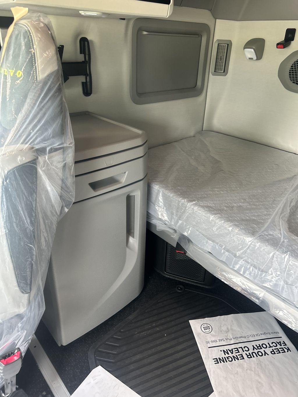 Slide images of 2025 VOLVO VNL64T860