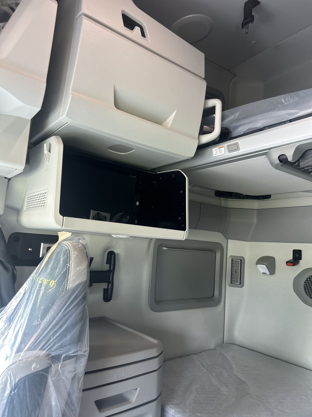 Slide images of 2025 VOLVO VNL64T860