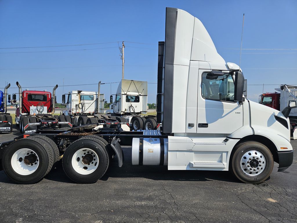 Slide images of 2020 VOLVO VNR