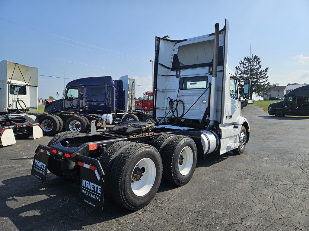 Slide images of 2020 VOLVO VNR