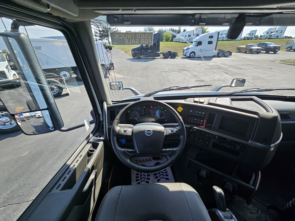Slide images of 2020 VOLVO VNR