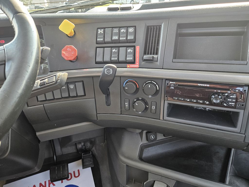 Slide images of 2020 VOLVO VNR