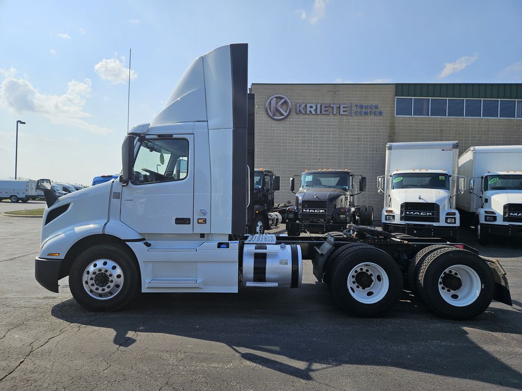 Slide images of 2020 VOLVO VNR