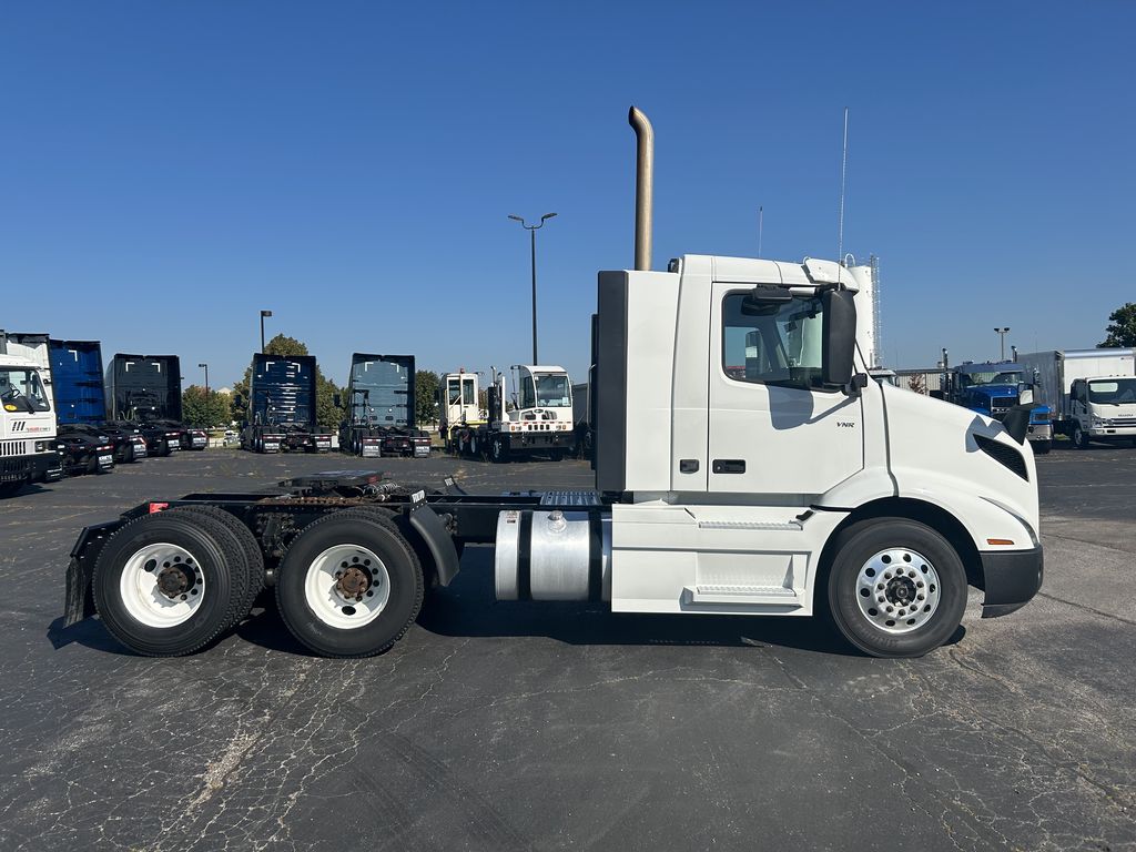 Slide images of 2020 VOLVO VNR