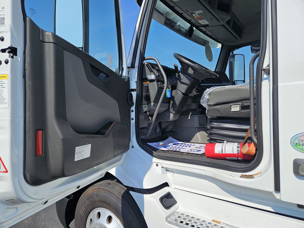 Slide images of 2020 VOLVO VNR