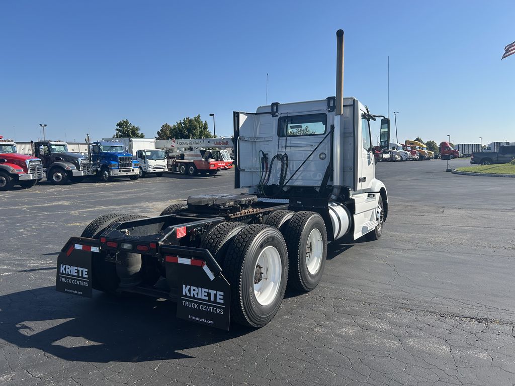 Slide images of 2020 VOLVO VNR