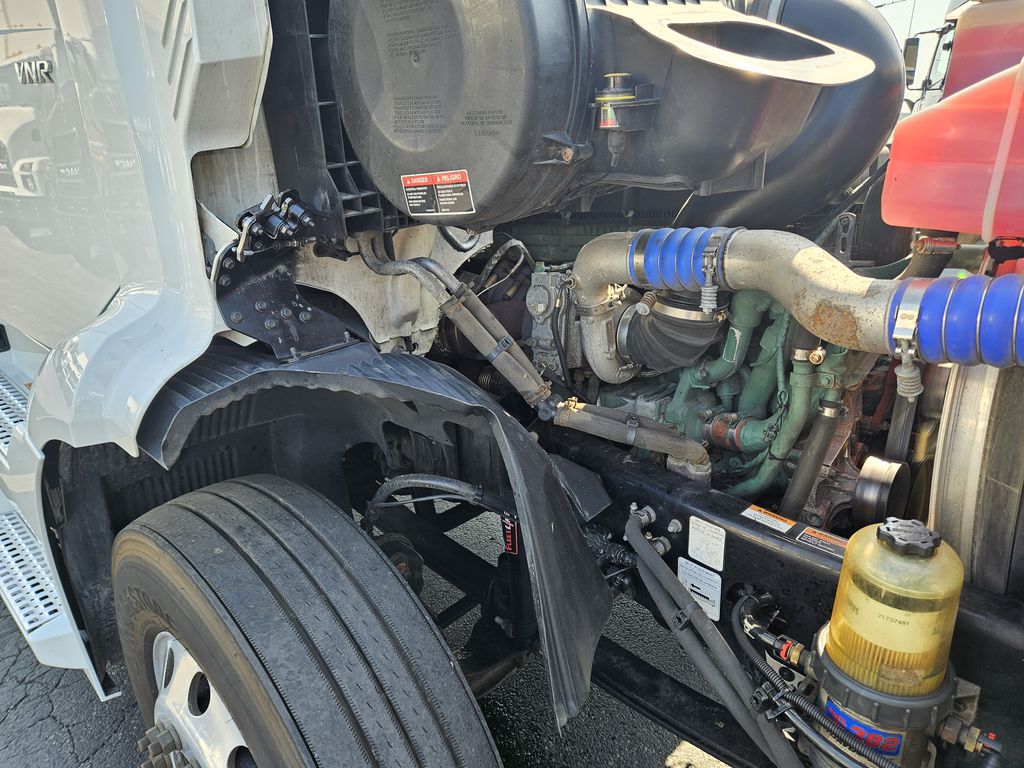 Slide images of 2020 VOLVO VNR