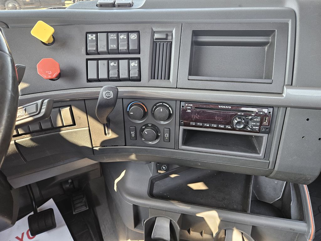 Slide images of 2020 VOLVO VNR