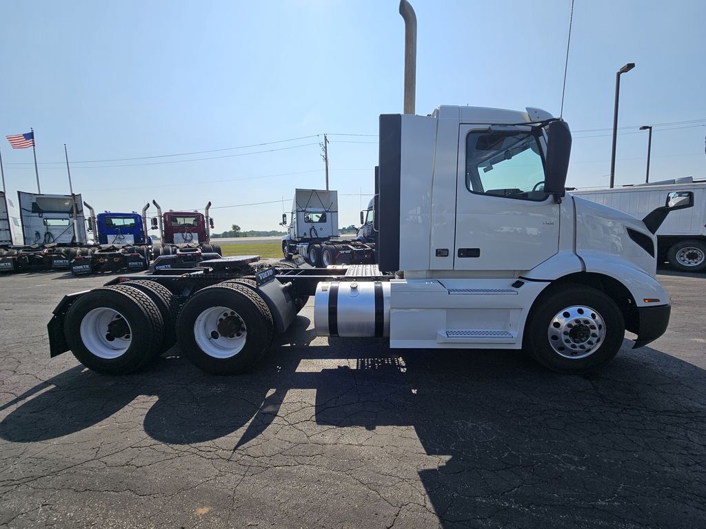 Slide images of 2020 VOLVO VNR