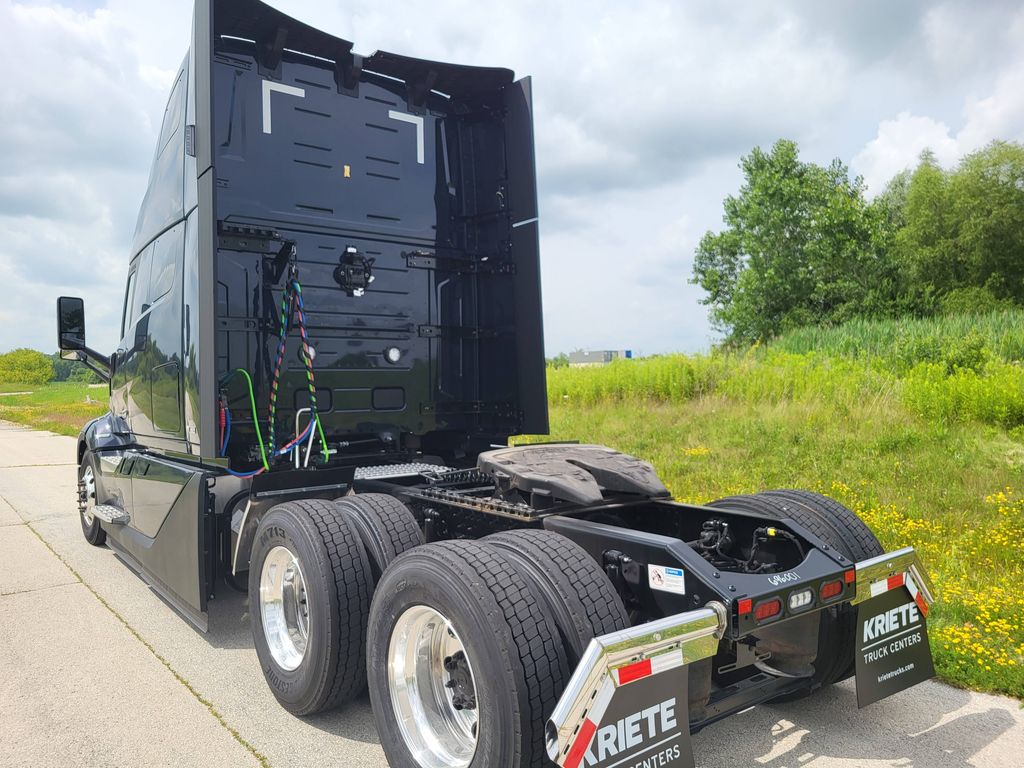 Slide images of 2025 VOLVO VNL64T860