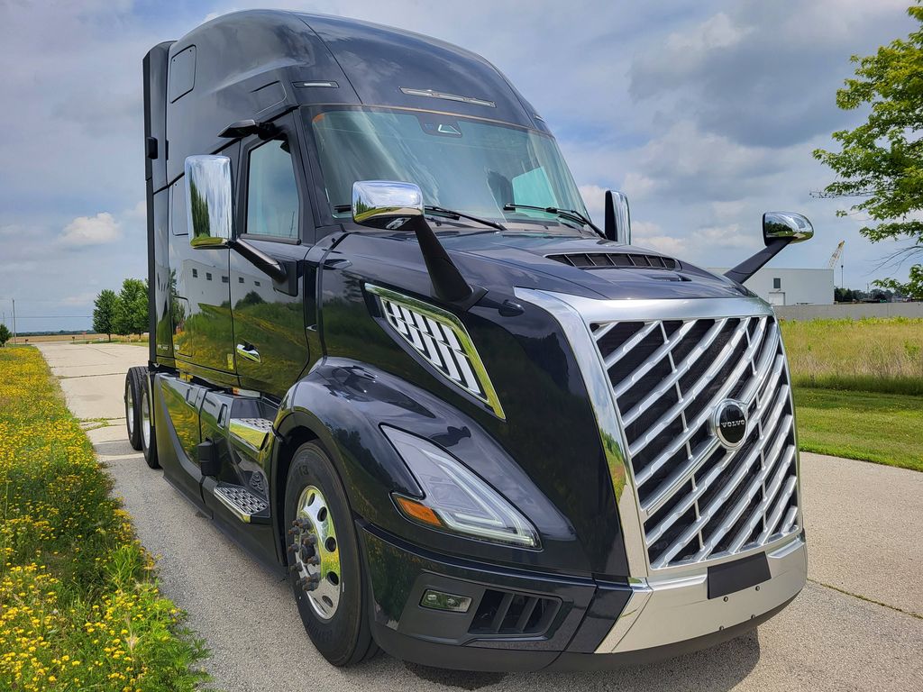 Slide images of 2025 VOLVO VNL64T860